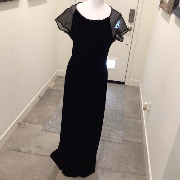 CACHET LONG VELVET DRESS WITH MESH CAP SLEEVES AND CUTOUT IN BACK - Picture 2 of 8